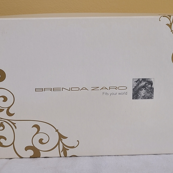 Brenda Zaro black suede pump V cut  size 8 - Picture 2 of 7